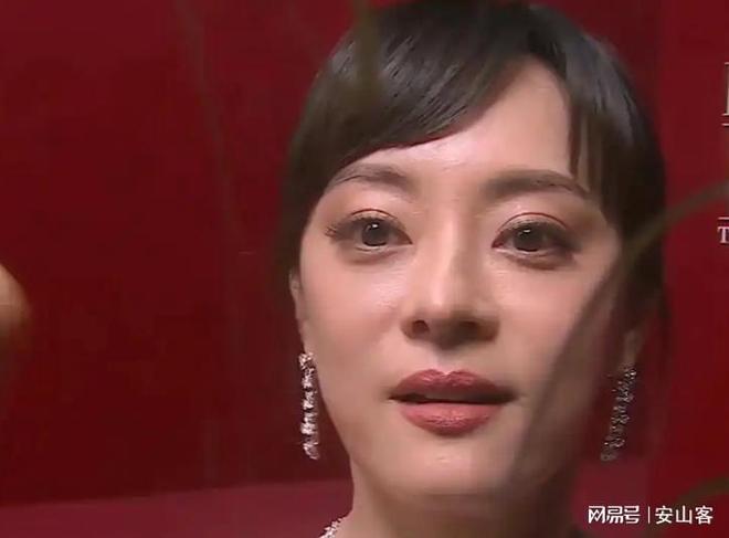 吓坏杨幂不敢露脸只有赵今麦扛住了！麻将胡了电子游戏芭莎之夜被镜头签(图3)